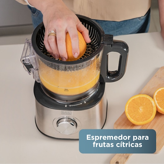 Hand squeezes orange using a BLACK+DECKER juicer. 1000W power. Sliced oranges are on a wooden board.