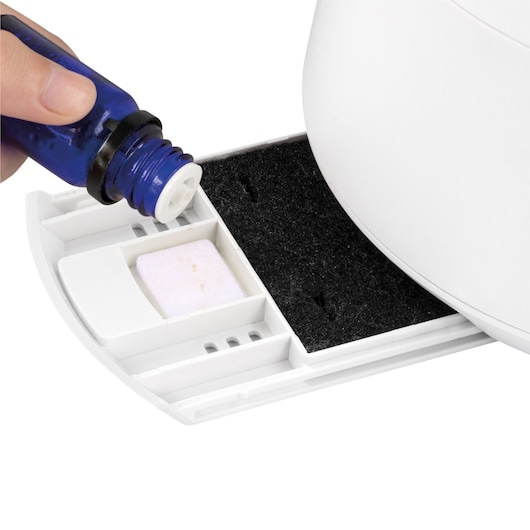 BLACKDECKER AIR2000N air purifier tray with filter and person pouring liquid, close-up, white background.