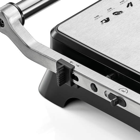 BD Toaster Feature beauty white background