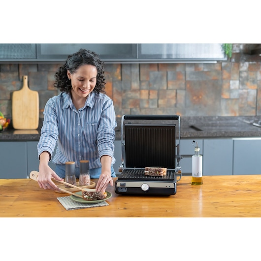 BLACK+DECKER eletric lunch box lifestyle