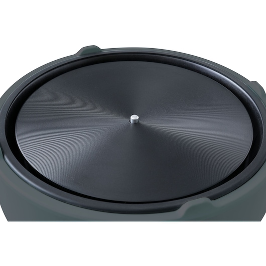 BLACKDECKER PC700 photography of black circular turntable top view with textured pattern on white background