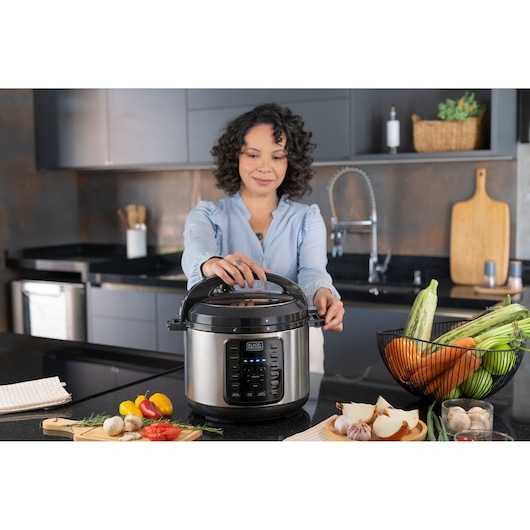 BLACK+DECKER electric pan lifestyle 