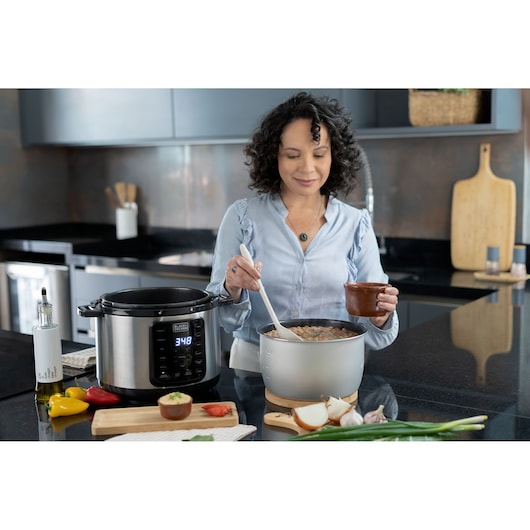 BLACK+DECKER electric pan lifestyle 